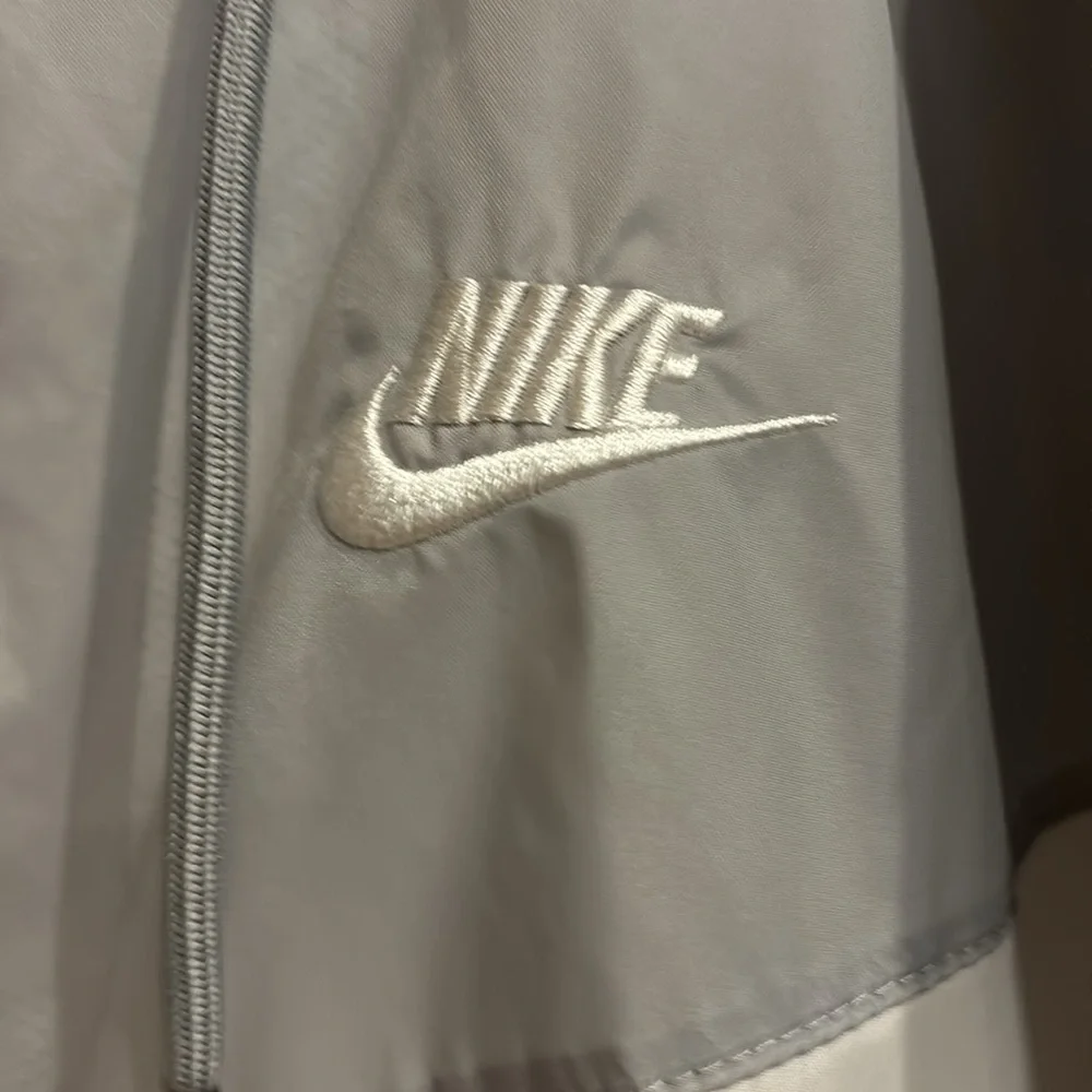 Men’s Nike hooded wind breaker athletic  jacket gray and white medium